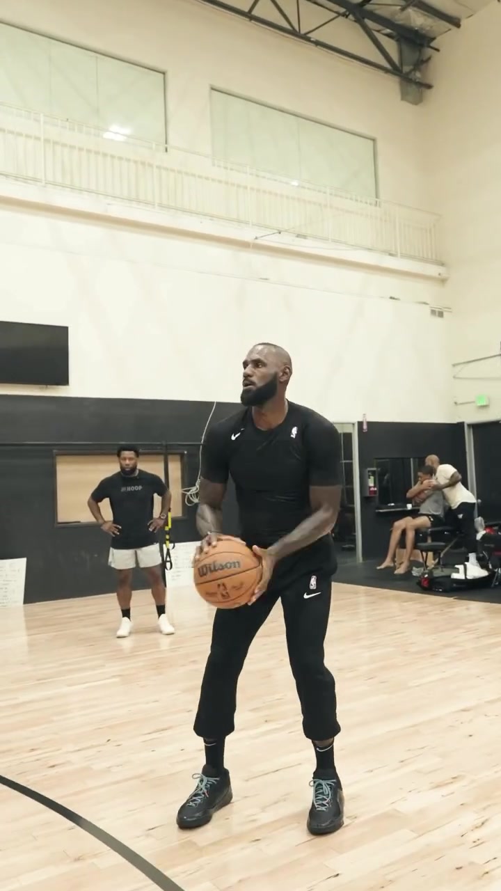 百家乐-转型投手🏀训练师晒詹姆斯三分接球就投训练 出手流畅连续命中